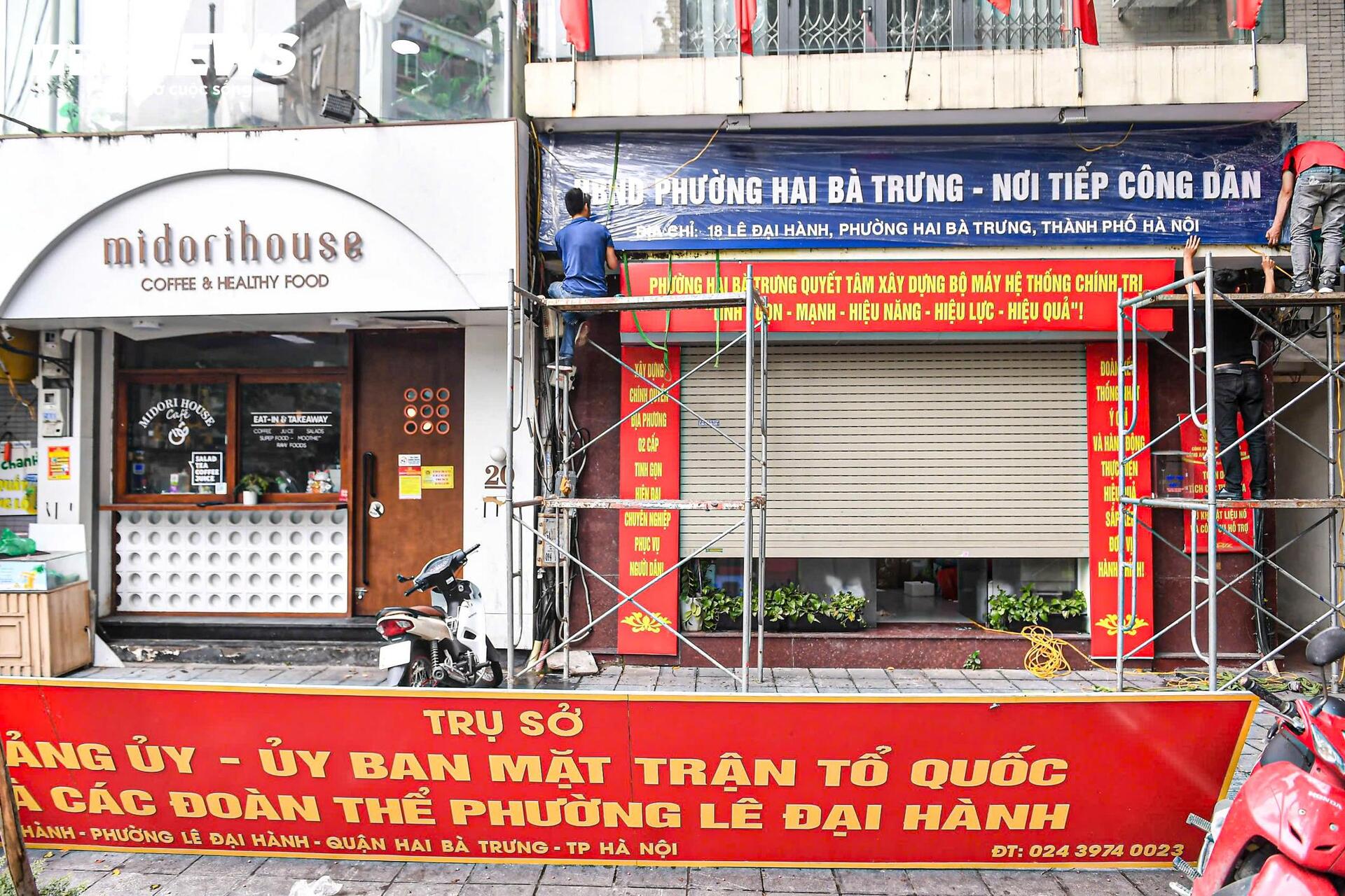 Hà Nội thay biển trụ sở phường mới, sẵn sàng vận hành chính quyền 2 cấp từ 1/7 - Ảnh 1