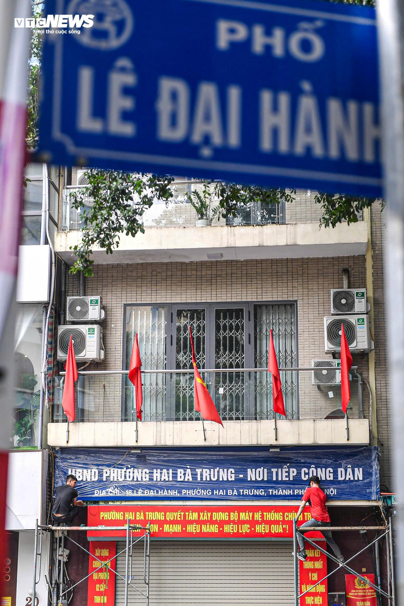 Hà Nội thay biển trụ sở phường mới, sẵn sàng vận hành chính quyền 2 cấp từ 1/7 - Ảnh 3