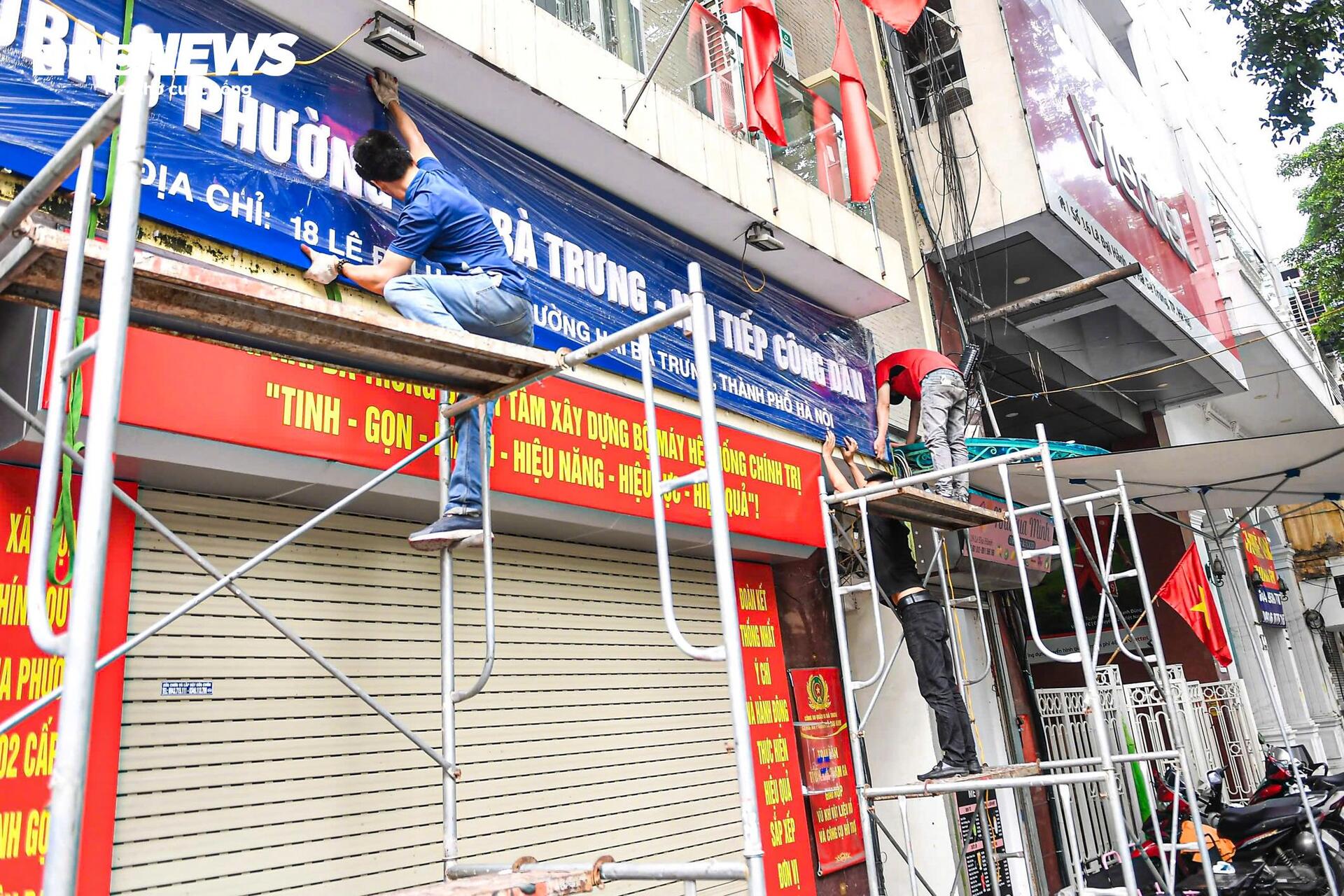 Hà Nội thay biển trụ sở phường mới, sẵn sàng vận hành chính quyền 2 cấp từ 1/7 - Ảnh 4