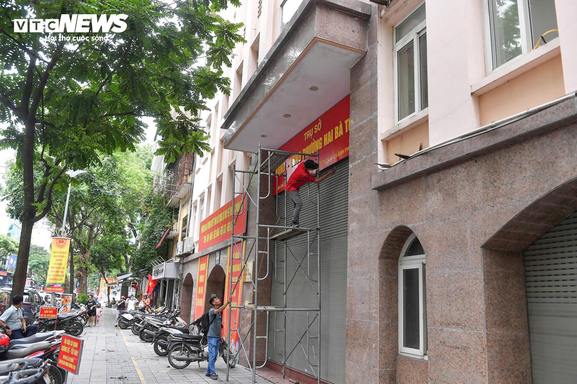Hà Nội thay biển trụ sở phường mới, sẵn sàng vận hành chính quyền 2 cấp từ 1/7 - Ảnh 5