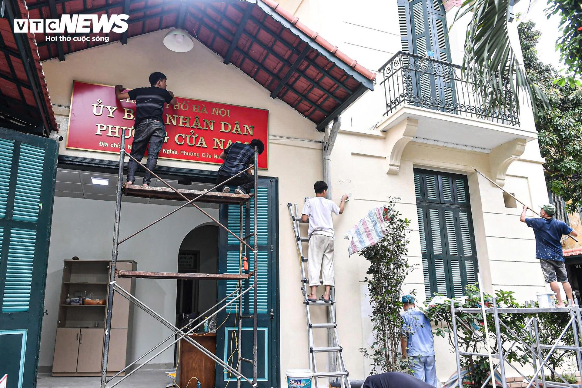 Hà Nội thay biển trụ sở phường mới, sẵn sàng vận hành chính quyền 2 cấp từ 1/7 - Ảnh 8