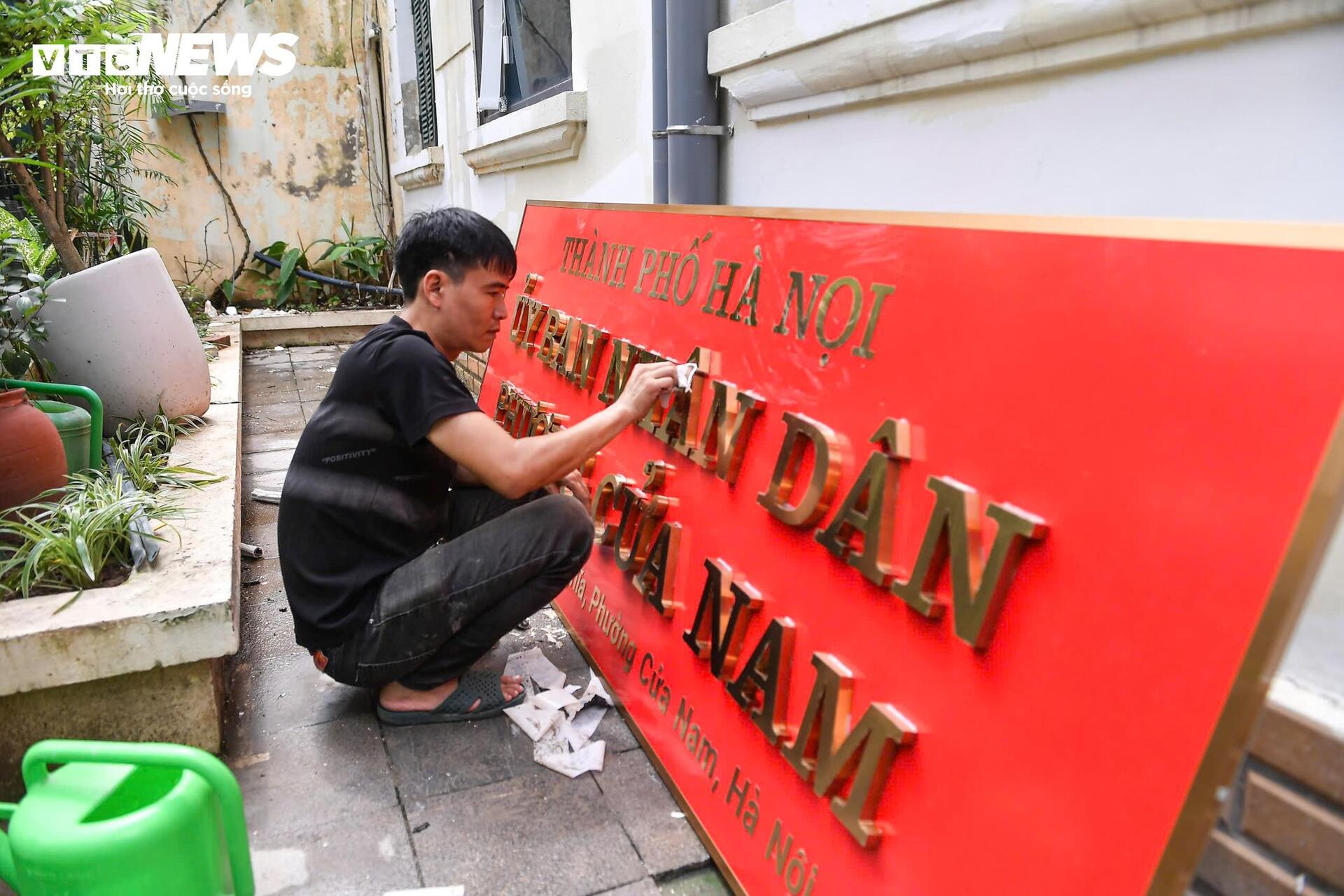 Hà Nội thay biển trụ sở phường mới, sẵn sàng vận hành chính quyền 2 cấp từ 1/7 - Ảnh 6