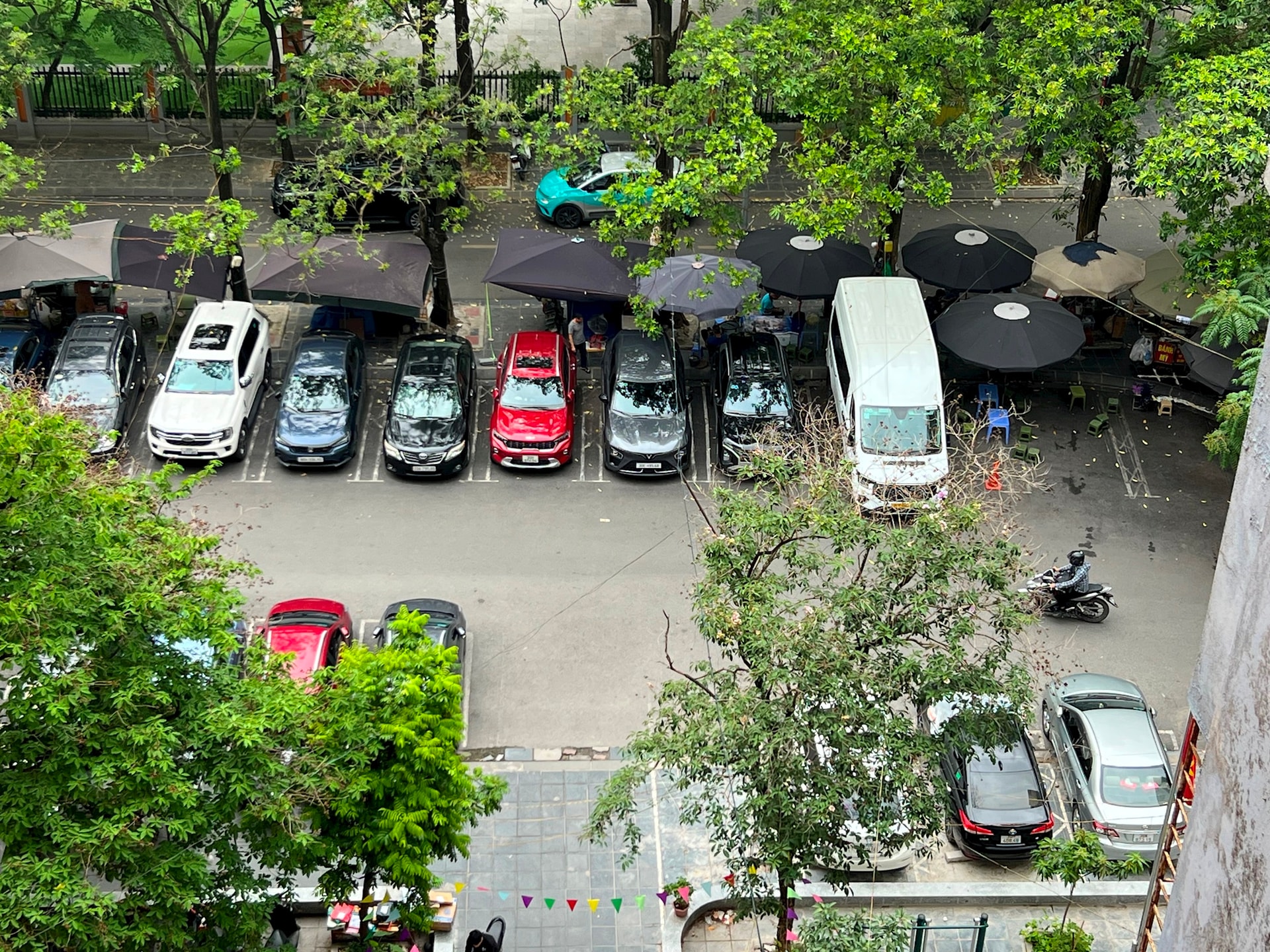 Tại phường Nhân Chính (quận Thanh Xuân): Xử lý nghiêm việc chiếm dụng bãi xe chung làm “của riêng”! - Ảnh 3