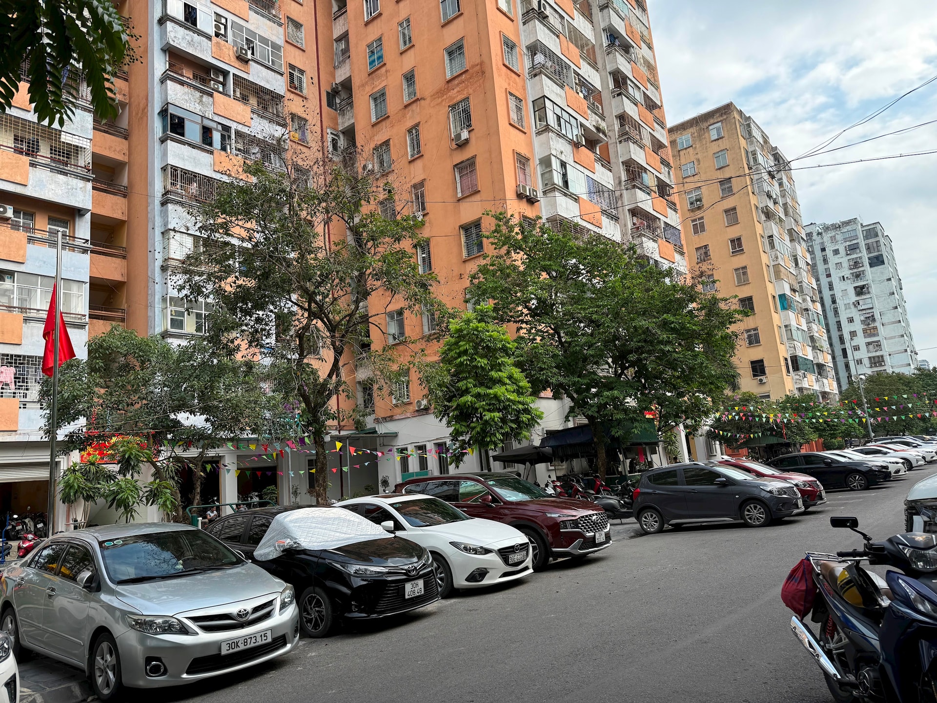Tại phường Nhân Chính (quận Thanh Xuân): Xử lý nghiêm việc chiếm dụng bãi xe chung làm “của riêng”! - Ảnh 5