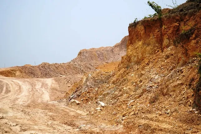 'Tuýt còi’ đấu giá hai mỏ khoáng sản trữ lượng hàng triệu m3 tại Huế - Ảnh 1