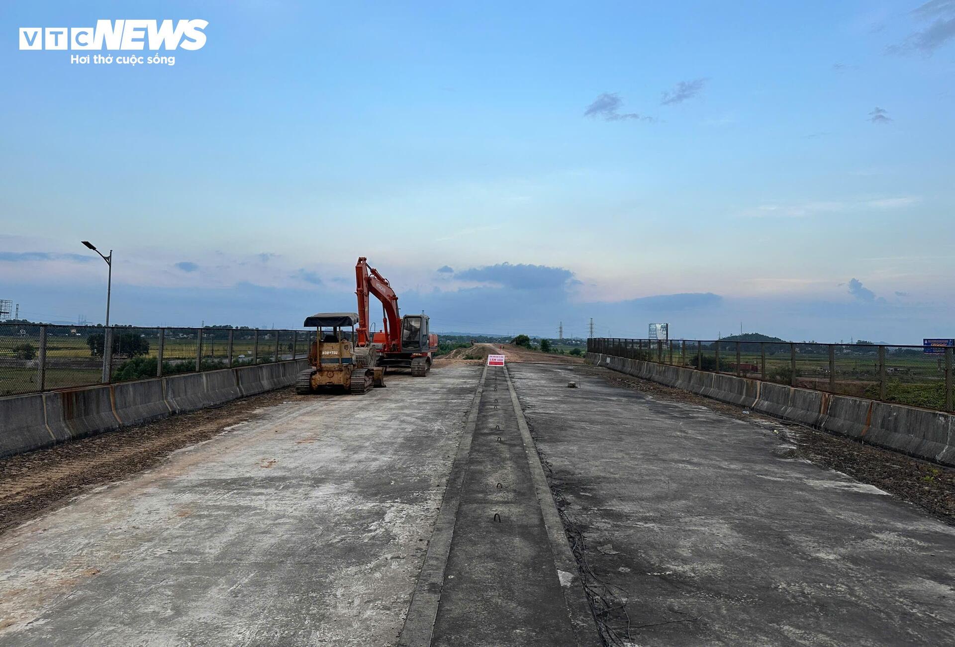 Cận cảnh nút giao cao tốc ở Quảng Ngãi tái khởi động sau hơn 6 năm 'đứng hình' - Ảnh 7