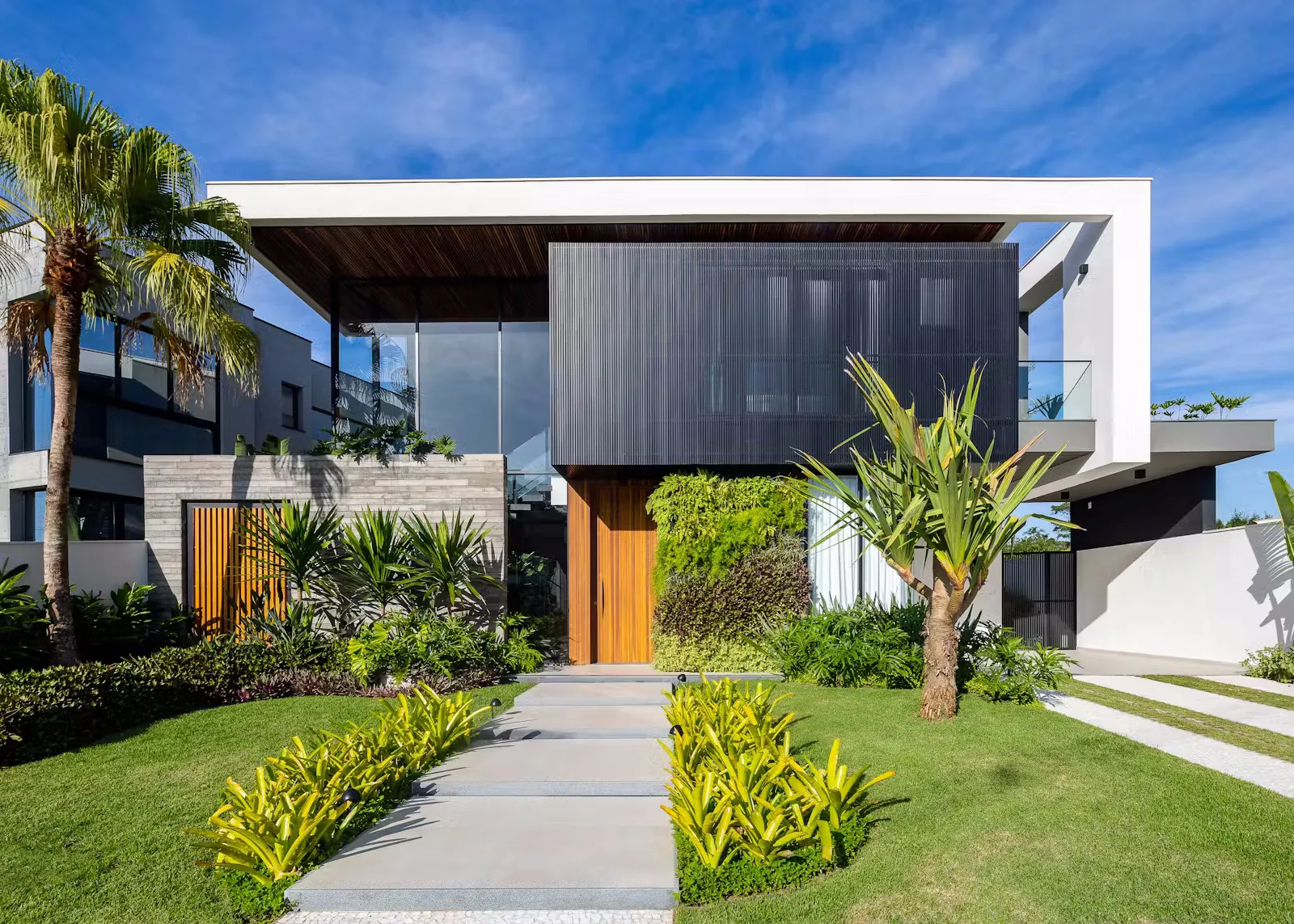 Tổ ấm ven biển đậm chất nghỉ dưỡng với thiết kế mở - Ảnh 1