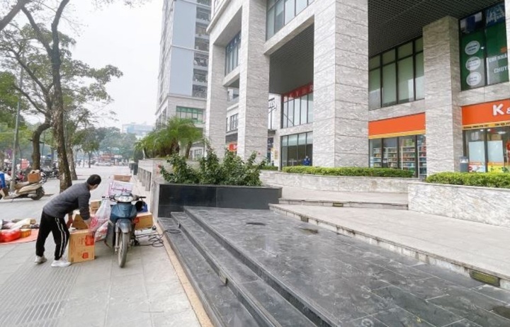 Shophouse chân đế chung cư ế ẩm, nhiều chủ ồ ạt rao bán - Ảnh 2