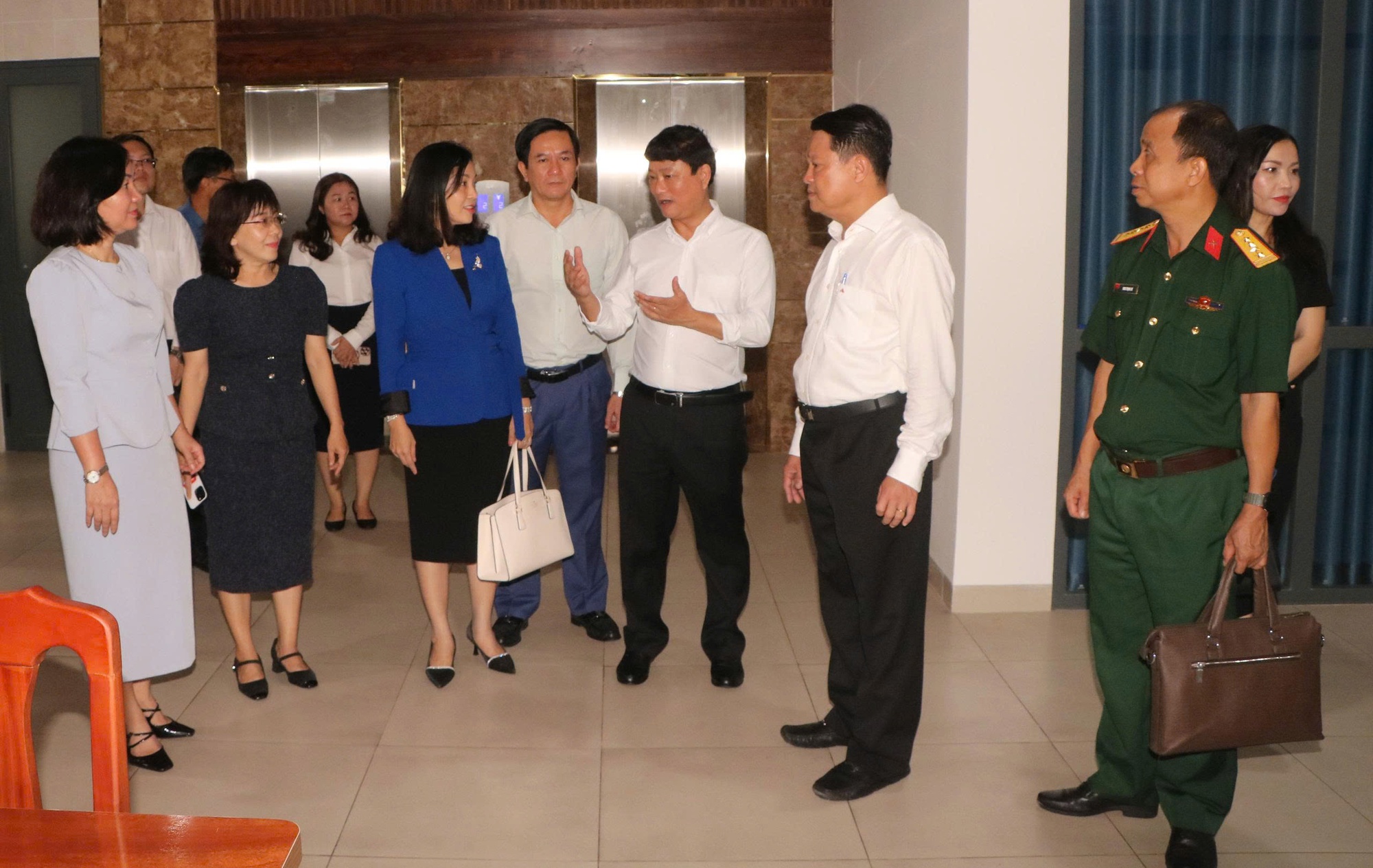 Chủ tịch UBND tỉnh Bình Dương chỉ đạo phường mới về tuyến metro kết nối TP HCM - Ảnh 1