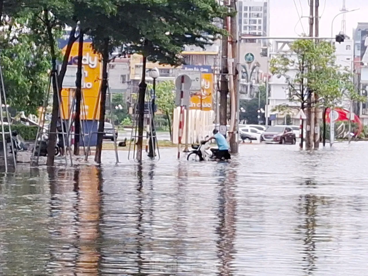 Thành phố Bắc Giang chìm trong 'biển nước' - Ảnh 3