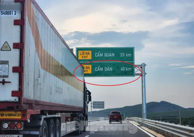Khó hiểu biển báo địa danh ‘lạ’ trên cao tốc Hà Tĩnh - Ảnh 1