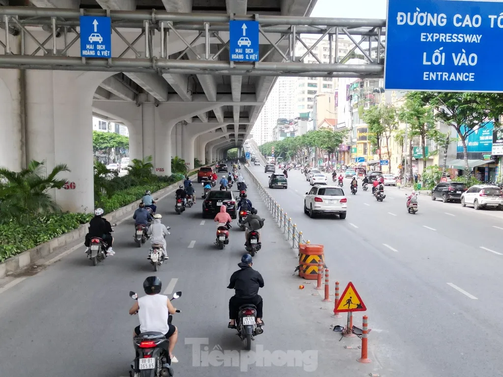 Ùn ứ trên 2 tuyến đường vừa dựng hàng rào cứng phân làn ô tô, xe máy tại Hà Nội - Ảnh 2