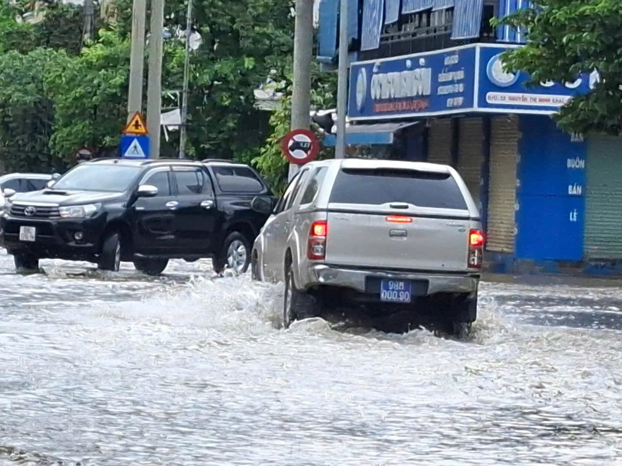 Thành phố Bắc Giang chìm trong 'biển nước' - Ảnh 9