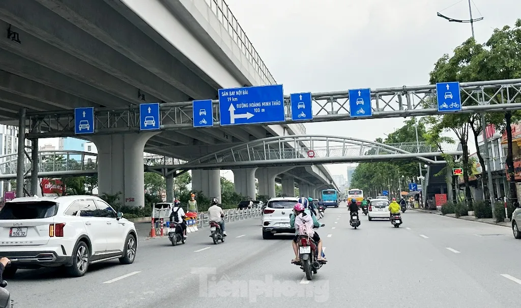 Ùn ứ trên 2 tuyến đường vừa dựng hàng rào cứng phân làn ô tô, xe máy tại Hà Nội - Ảnh 8