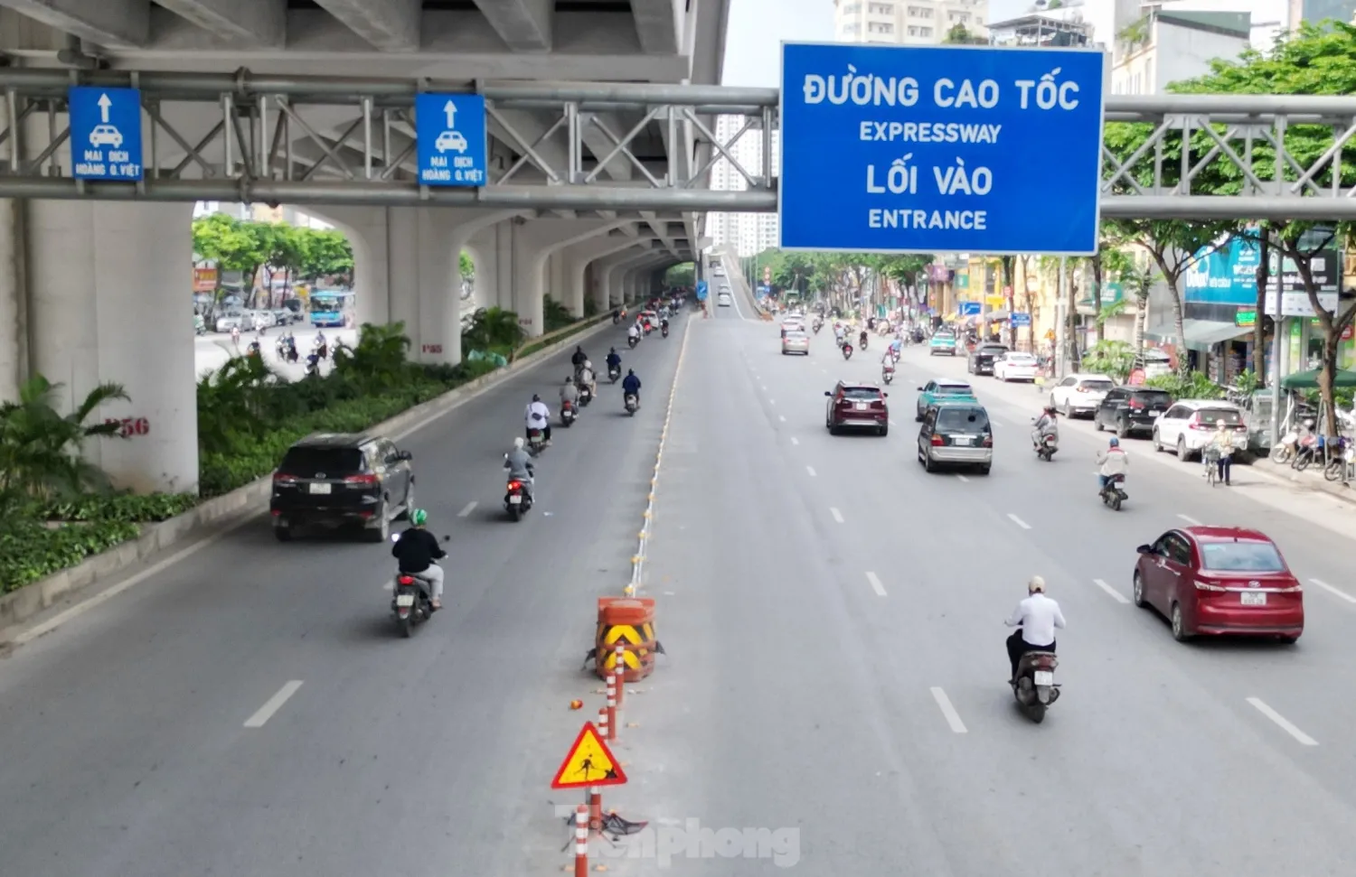 Hà Nội: Điều chỉnh cho ô tô được đi tất cả các làn đường Phạm Văn Đồng - Ảnh 1