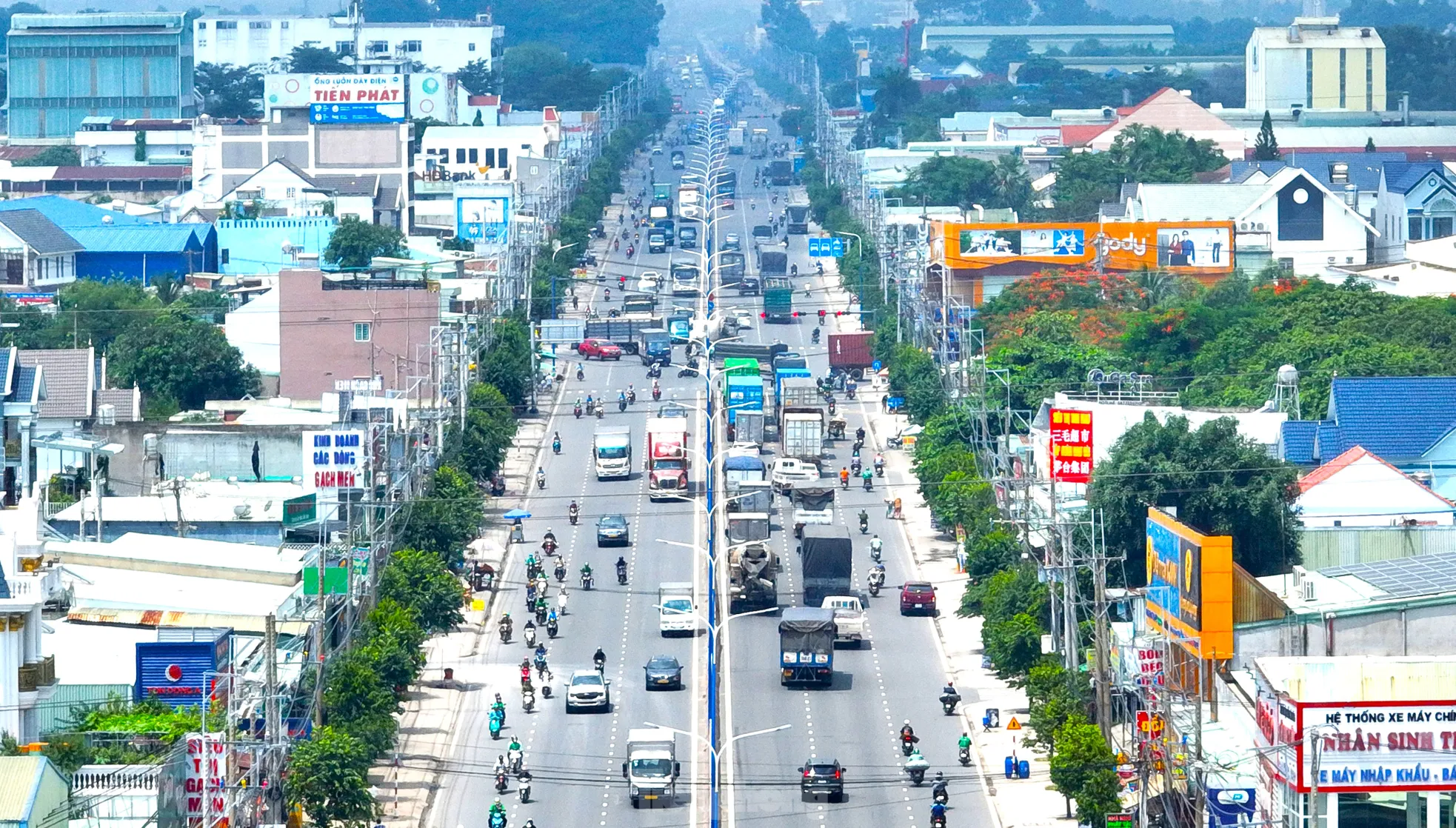Nhìn từ trên cao 3 đường liên kết nhau được nâng cấp lên 6 làn xe ở Bình Dương - Ảnh 1