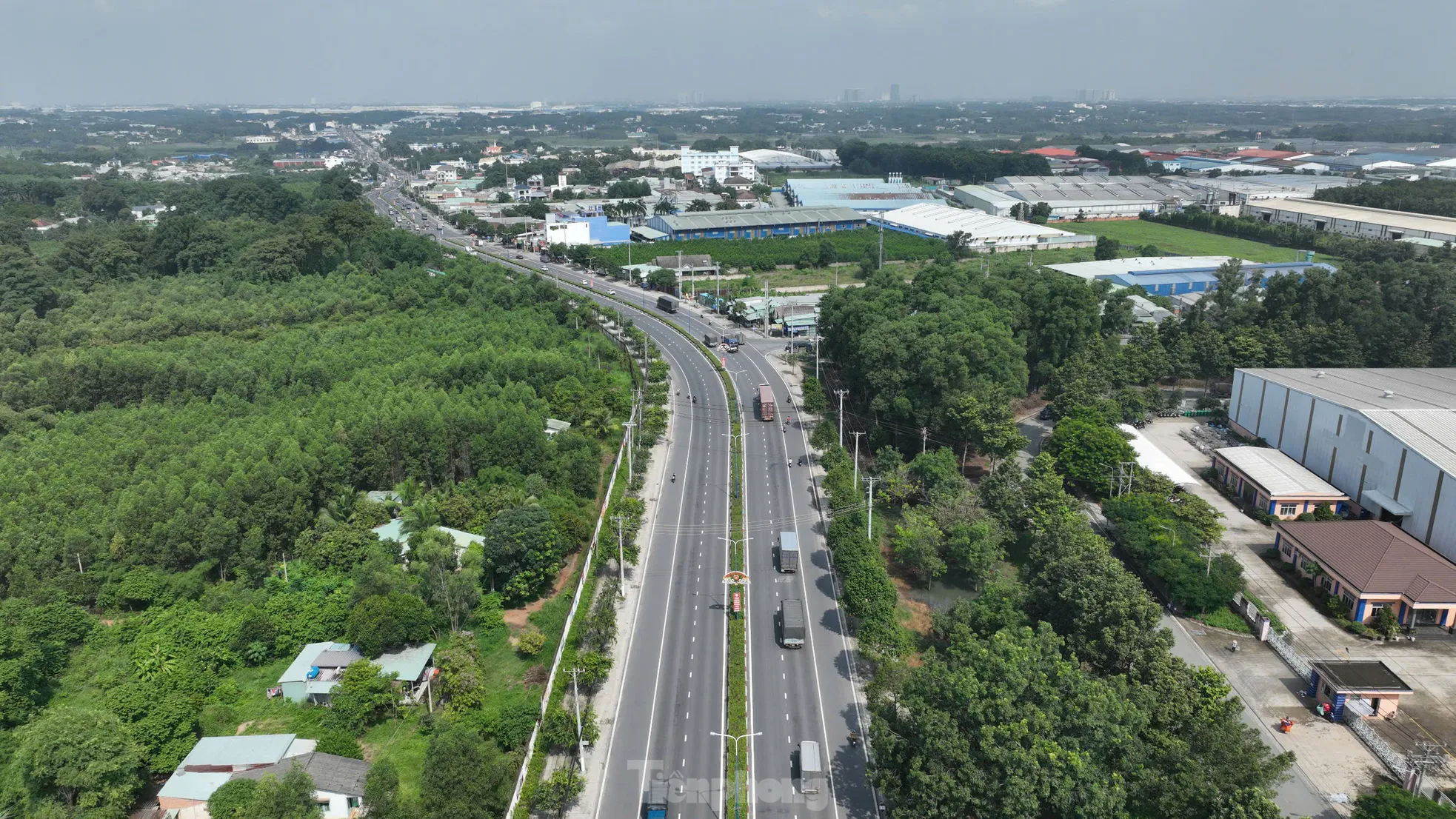 Nhìn từ trên cao 3 đường liên kết nhau được nâng cấp lên 6 làn xe ở Bình Dương - Ảnh 8