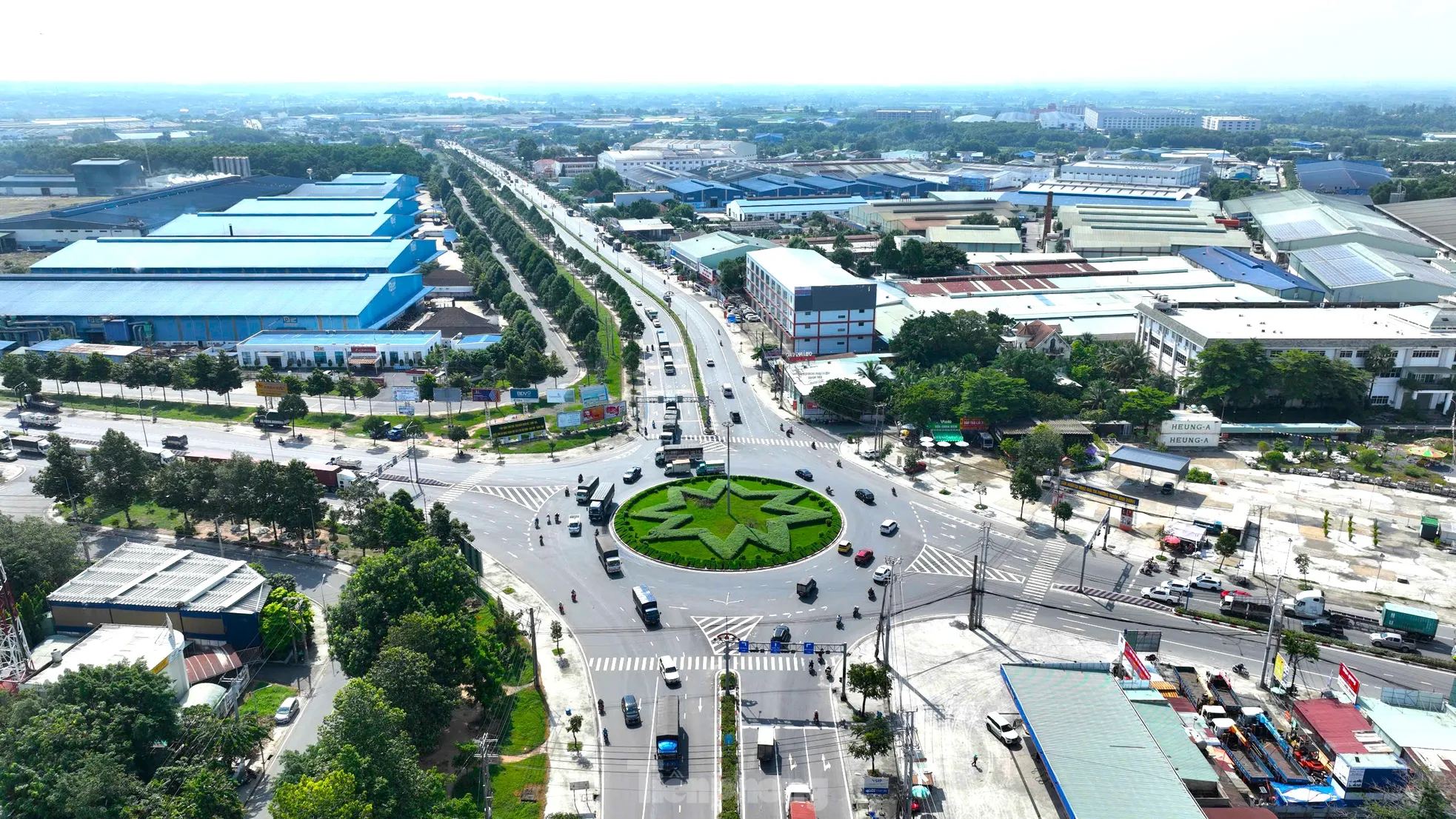 Nhìn từ trên cao 3 đường liên kết nhau được nâng cấp lên 6 làn xe ở Bình Dương - Ảnh 10
