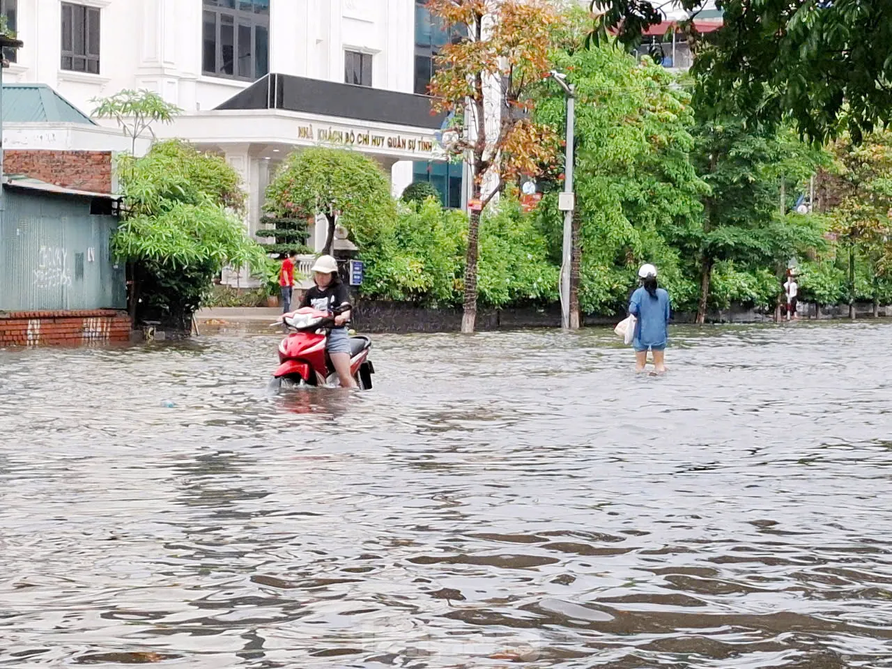 Thành phố Bắc Giang chìm trong 'biển nước' - Ảnh 4