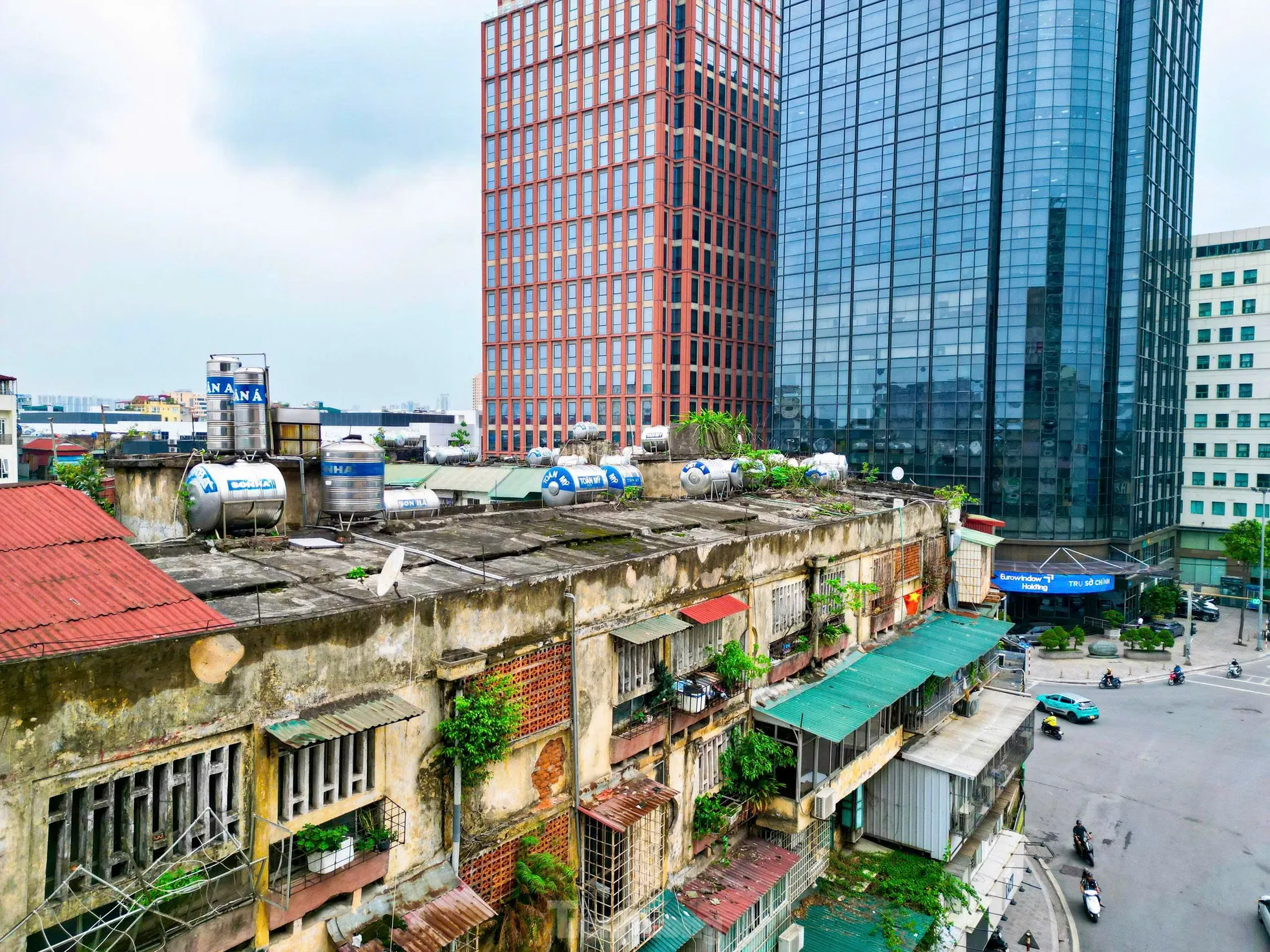 Hình ảnh đối lập giữa chung cư mới và cũ ở Hà Nội - Ảnh 4