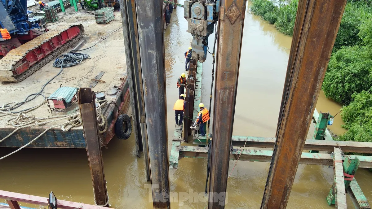Công trường xây dựng cầu Tứ Liên sau 1 tháng thi công - Ảnh 3