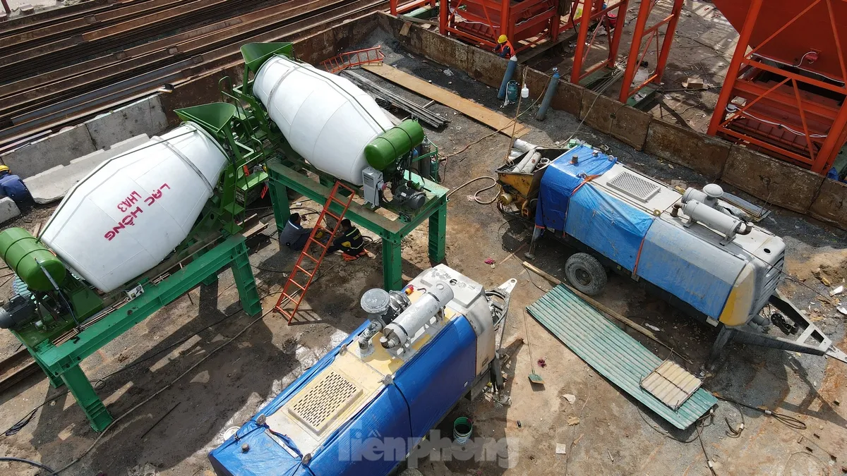 Công trường xây dựng cầu Tứ Liên sau 1 tháng thi công - Ảnh 6