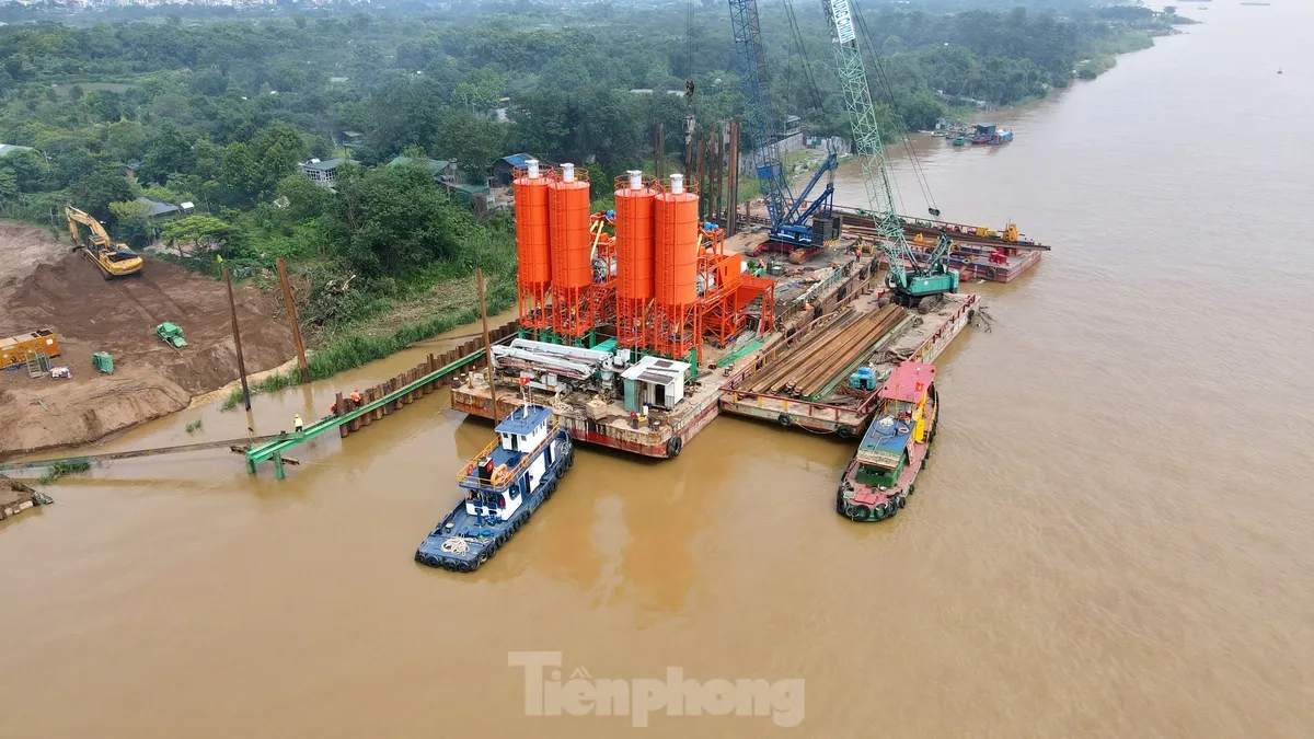 Công trường xây dựng cầu Tứ Liên sau 1 tháng thi công - Ảnh 7