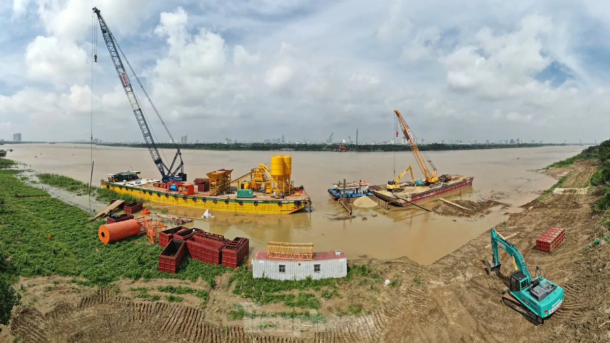 Công trường xây dựng cầu Tứ Liên sau 1 tháng thi công - Ảnh 8