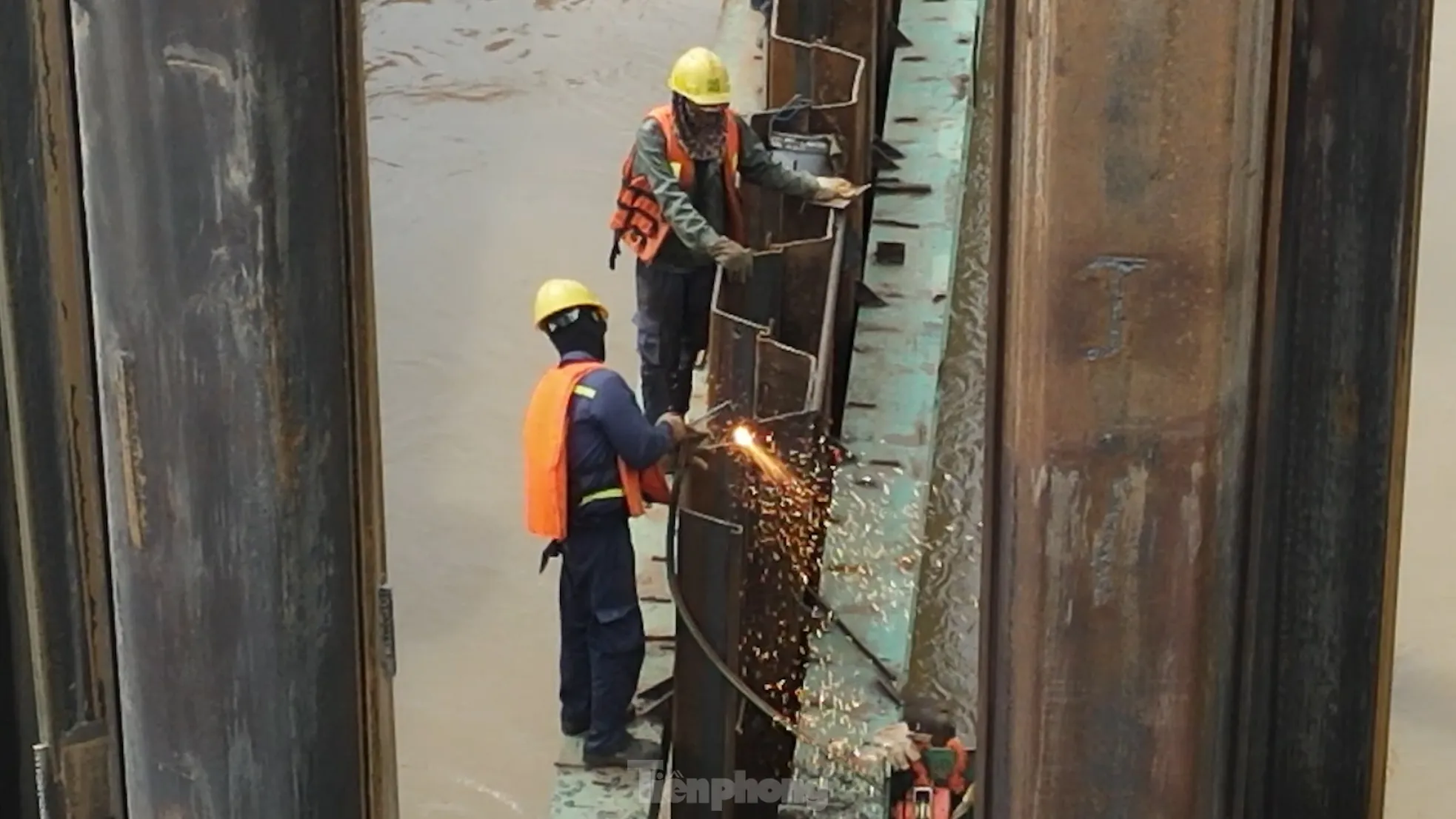 Công trường xây dựng cầu Tứ Liên sau 1 tháng thi công - Ảnh 13