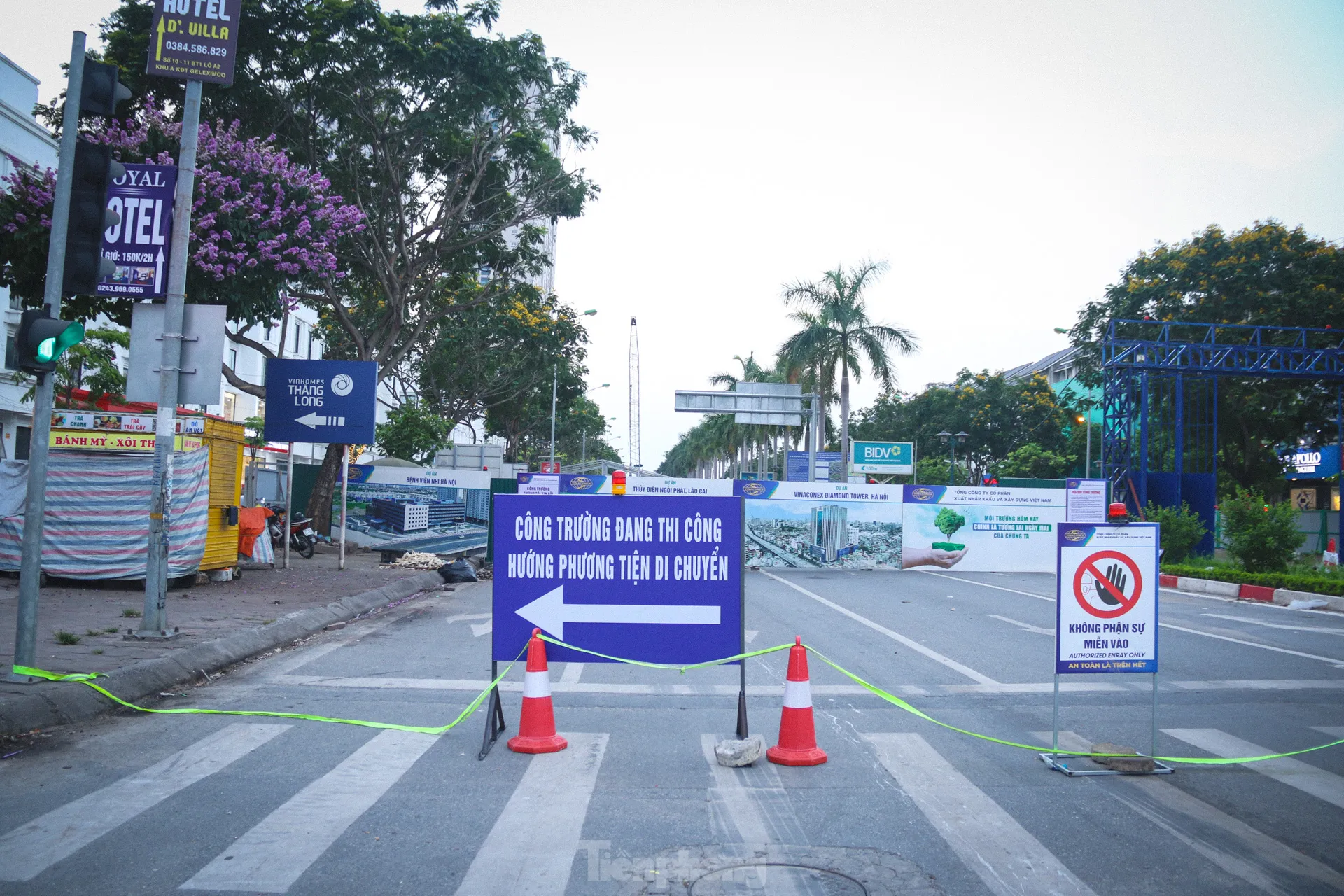 Rào một phần đường gom Đại lộ Thăng Long, xe máy tràn lên vỉa hè tránh ùn tắc - Ảnh 2