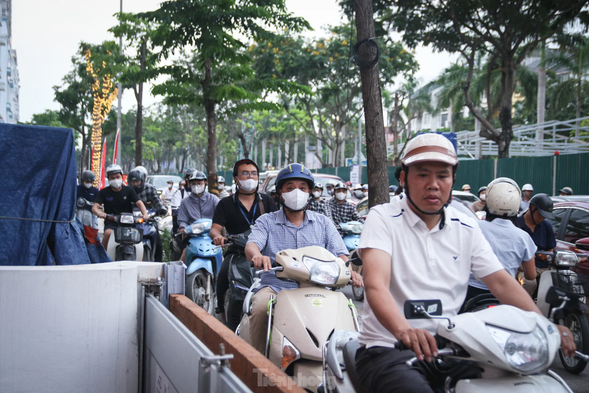 Rào một phần đường gom Đại lộ Thăng Long, xe máy tràn lên vỉa hè tránh ùn tắc - Ảnh 8