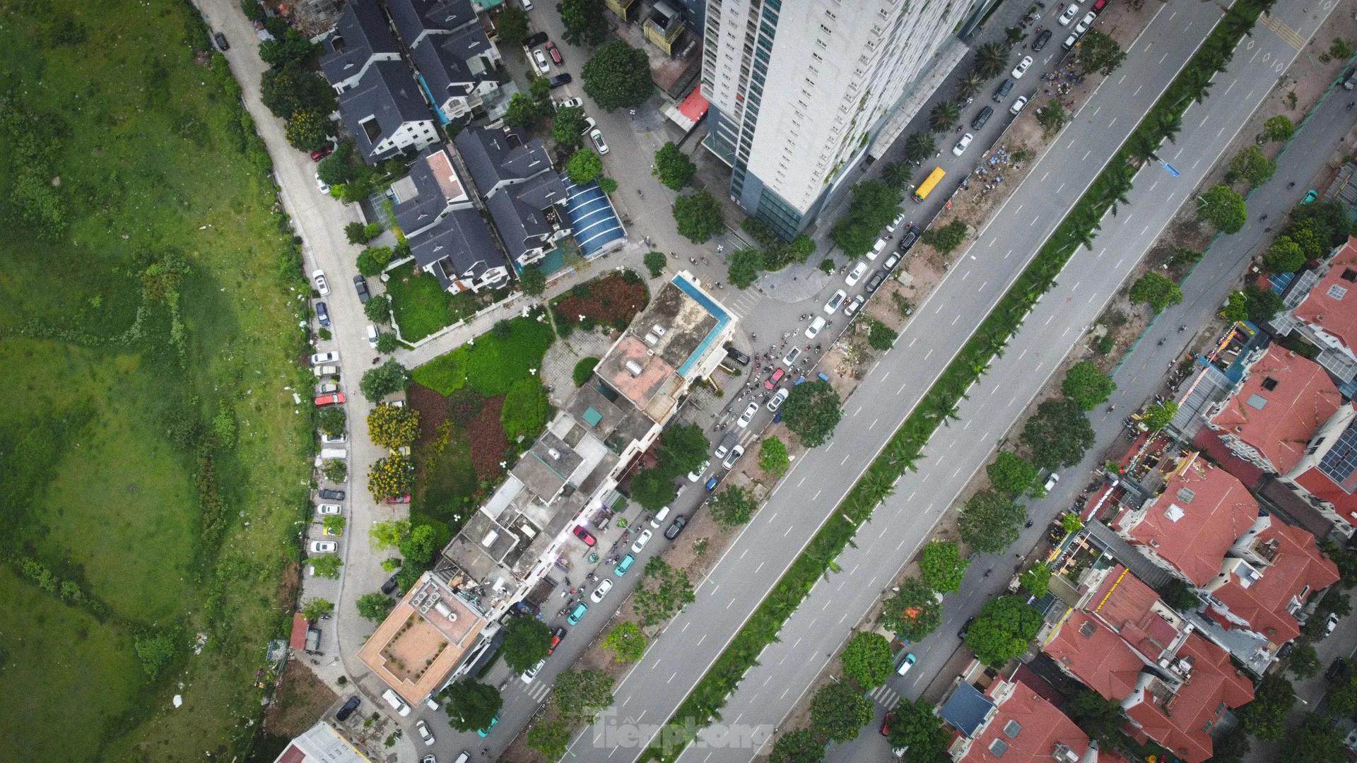 Rào một phần đường gom Đại lộ Thăng Long, xe máy tràn lên vỉa hè tránh ùn tắc - Ảnh 10