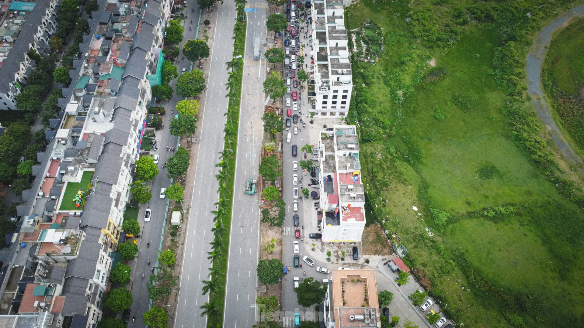 Rào một phần đường gom Đại lộ Thăng Long, xe máy tràn lên vỉa hè tránh ùn tắc - Ảnh 1