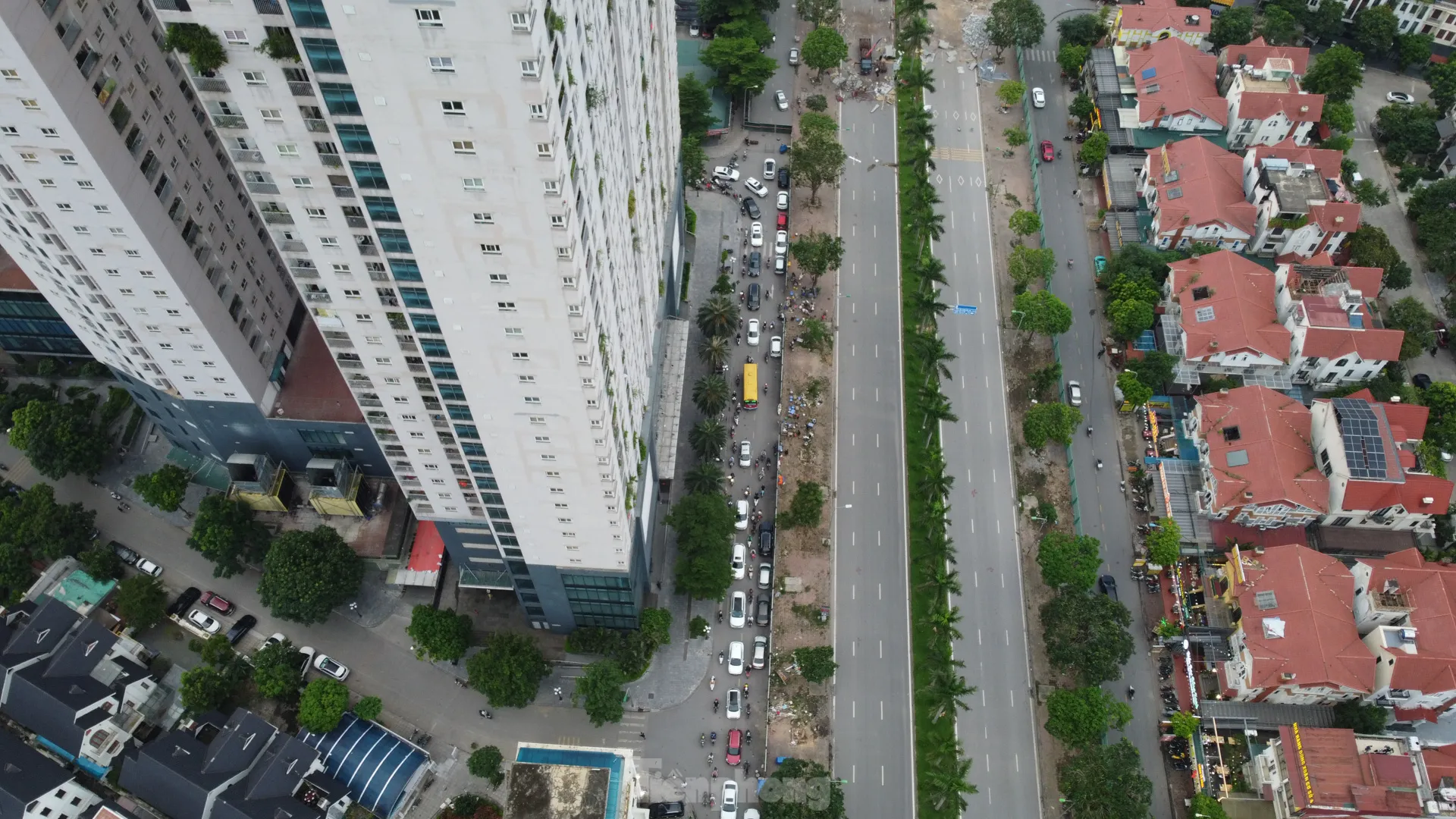 Rào một phần đường gom Đại lộ Thăng Long, xe máy tràn lên vỉa hè tránh ùn tắc - Ảnh 9