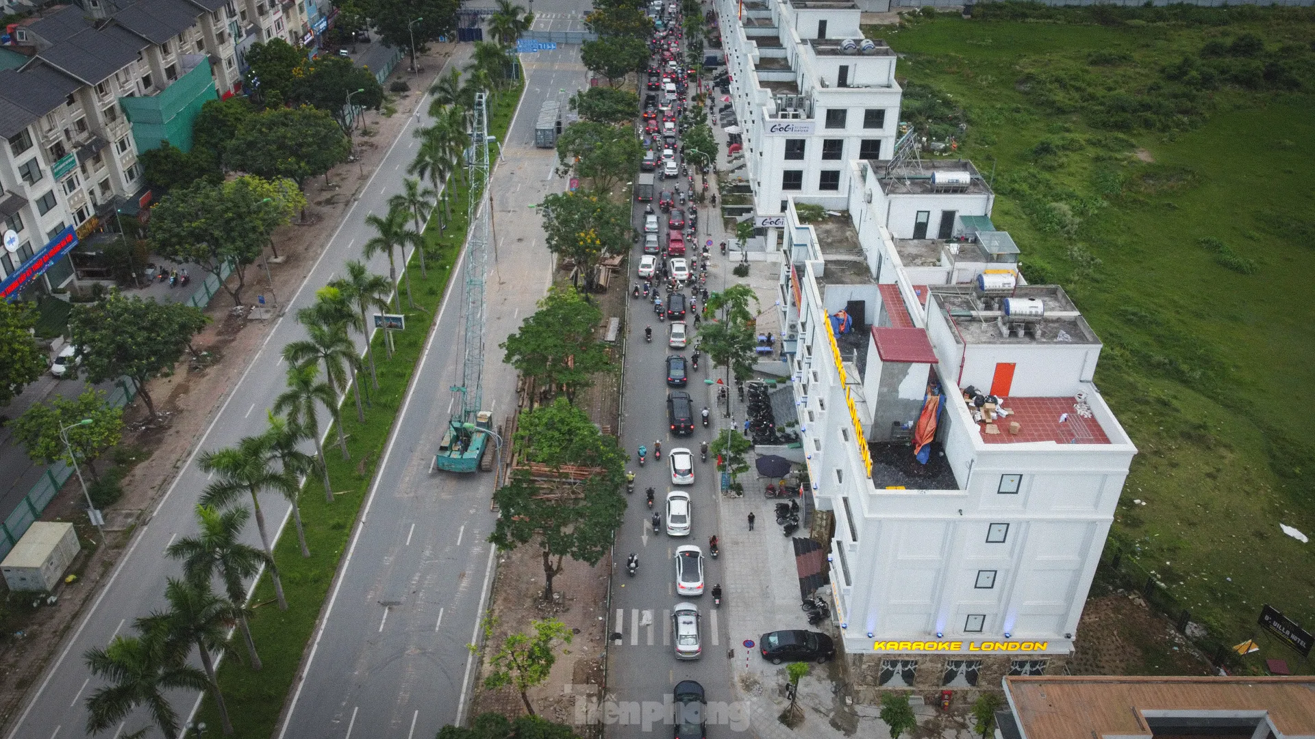 Rào một phần đường gom Đại lộ Thăng Long, xe máy tràn lên vỉa hè tránh ùn tắc - Ảnh 4