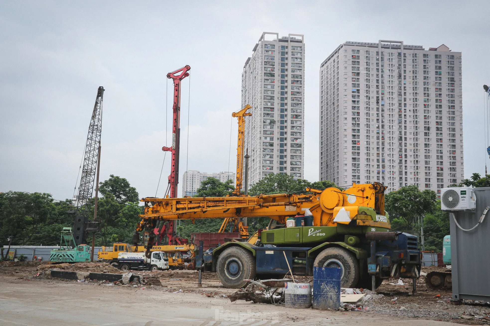Rào một phần đường gom Đại lộ Thăng Long, xe máy tràn lên vỉa hè tránh ùn tắc - Ảnh 11