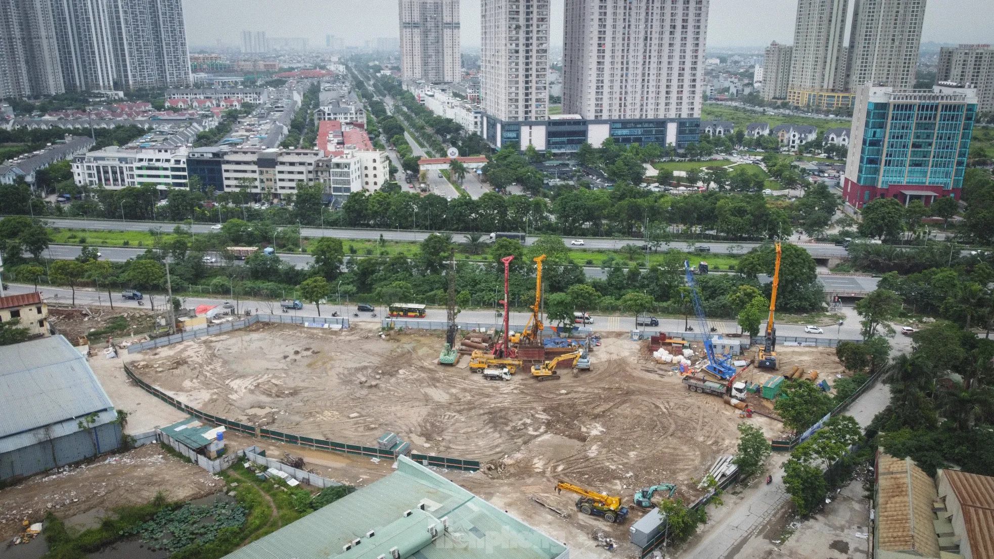 Rào một phần đường gom Đại lộ Thăng Long, xe máy tràn lên vỉa hè tránh ùn tắc - Ảnh 5