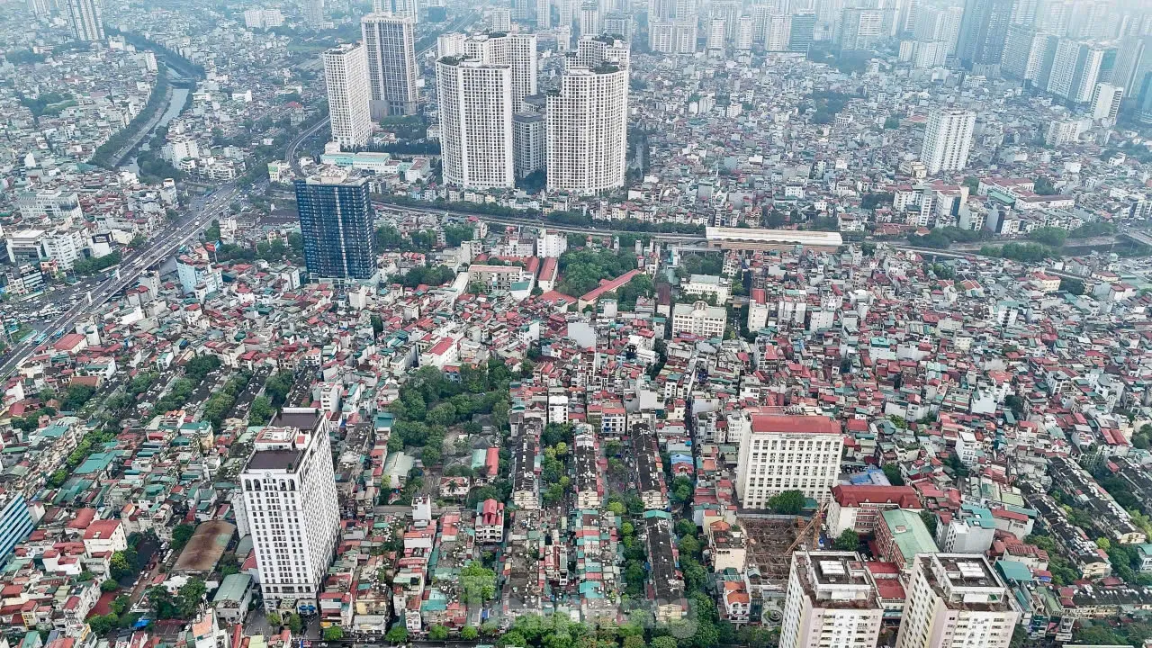 Hình ảnh đối lập giữa chung cư mới và cũ ở Hà Nội - Ảnh 1