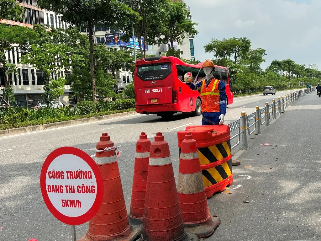 Ùn ứ trên 2 tuyến đường vừa dựng hàng rào cứng phân làn ô tô, xe máy tại Hà Nội - Ảnh 1