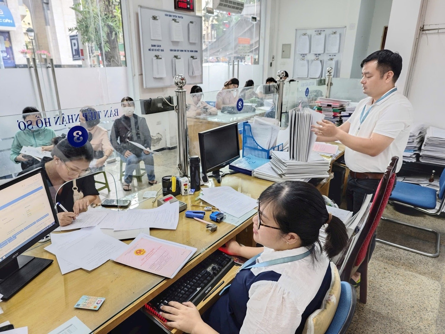 Chính thức từ hôm nay 9/6, người dân Hà Nội không phải xếp hàng xin giấy phép xây dựng, 12 thủ tục xây dựng sẽ nhận hồ sơ trực tuyến - Ảnh 1