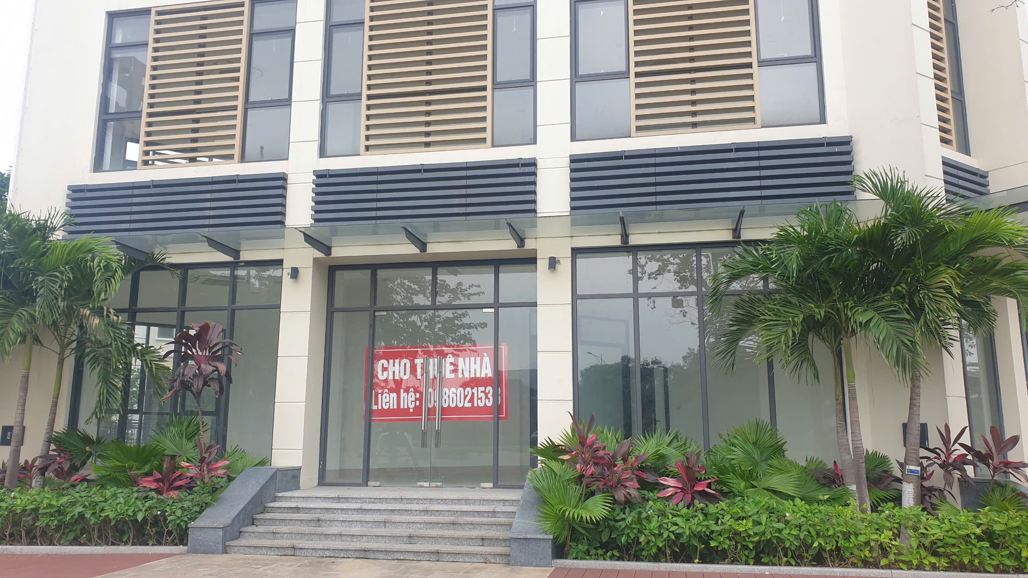 Buồn của shophouse triệu đô: Giá cao, mua vào dễ bán ra khó, bỏ hoang mòn mỏi chờ khách thuê - Ảnh 4