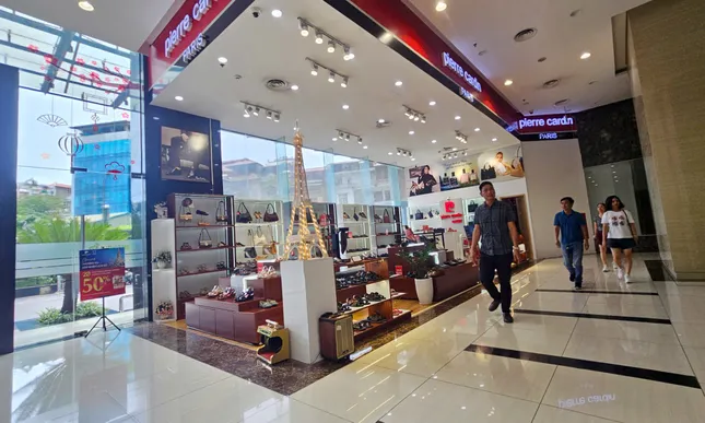 Phớt lờ 'lệnh' đình chỉ, loạt cửa hàng vẫn hoạt động tại chung cư Discovery Complex - Ảnh 2