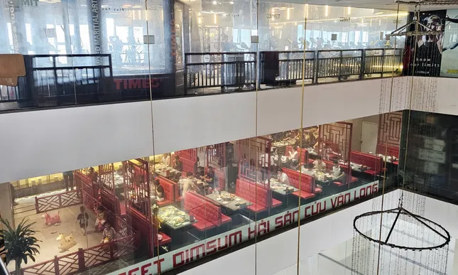Phớt lờ 'lệnh' đình chỉ, loạt cửa hàng vẫn hoạt động tại chung cư Discovery Complex - Ảnh 7