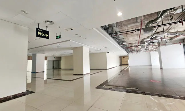 Phớt lờ 'lệnh' đình chỉ, loạt cửa hàng vẫn hoạt động tại chung cư Discovery Complex - Ảnh 10