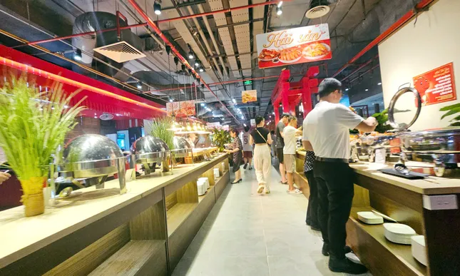 Phớt lờ 'lệnh' đình chỉ, loạt cửa hàng vẫn hoạt động tại chung cư Discovery Complex - Ảnh 6