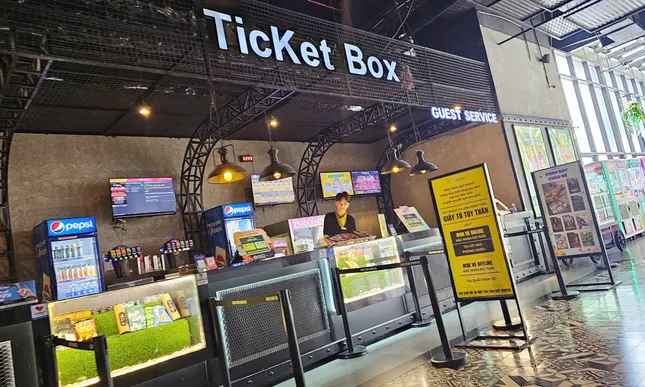 Phớt lờ 'lệnh' đình chỉ, loạt cửa hàng vẫn hoạt động tại chung cư Discovery Complex - Ảnh 4