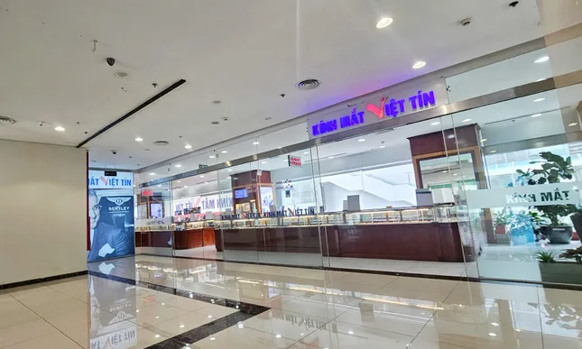 Phớt lờ 'lệnh' đình chỉ, loạt cửa hàng vẫn hoạt động tại chung cư Discovery Complex - Ảnh 3