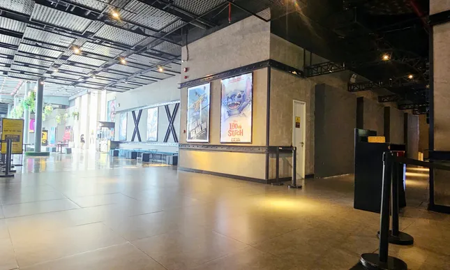 Phớt lờ 'lệnh' đình chỉ, loạt cửa hàng vẫn hoạt động tại chung cư Discovery Complex - Ảnh 8