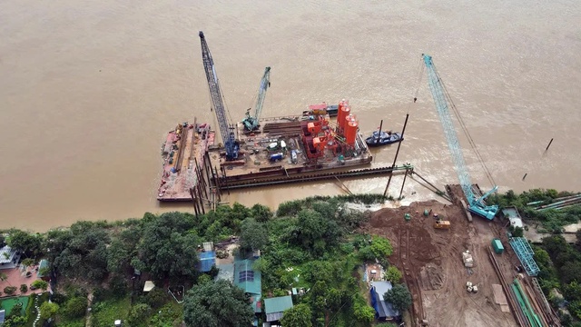 Công trường xây dựng cầu Tứ Liên sau 1 tháng thi công - Ảnh 1