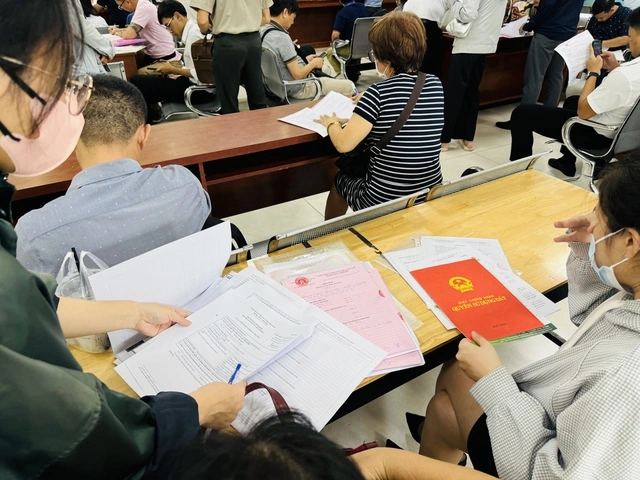 Cấp sổ hồng bị kéo dài vì thêm thủ tục - Ảnh 1